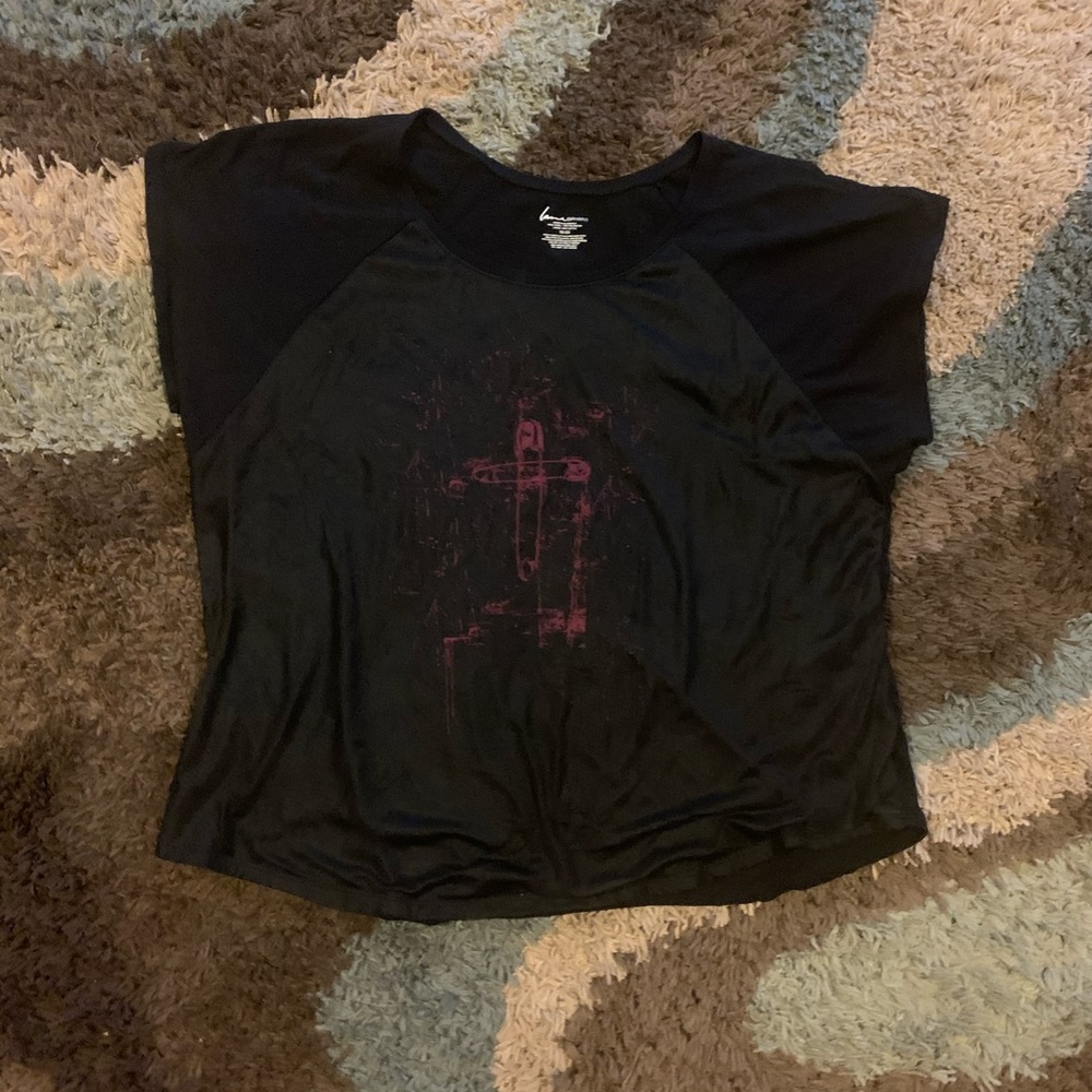 Safety pin cross mesh front tshirt
